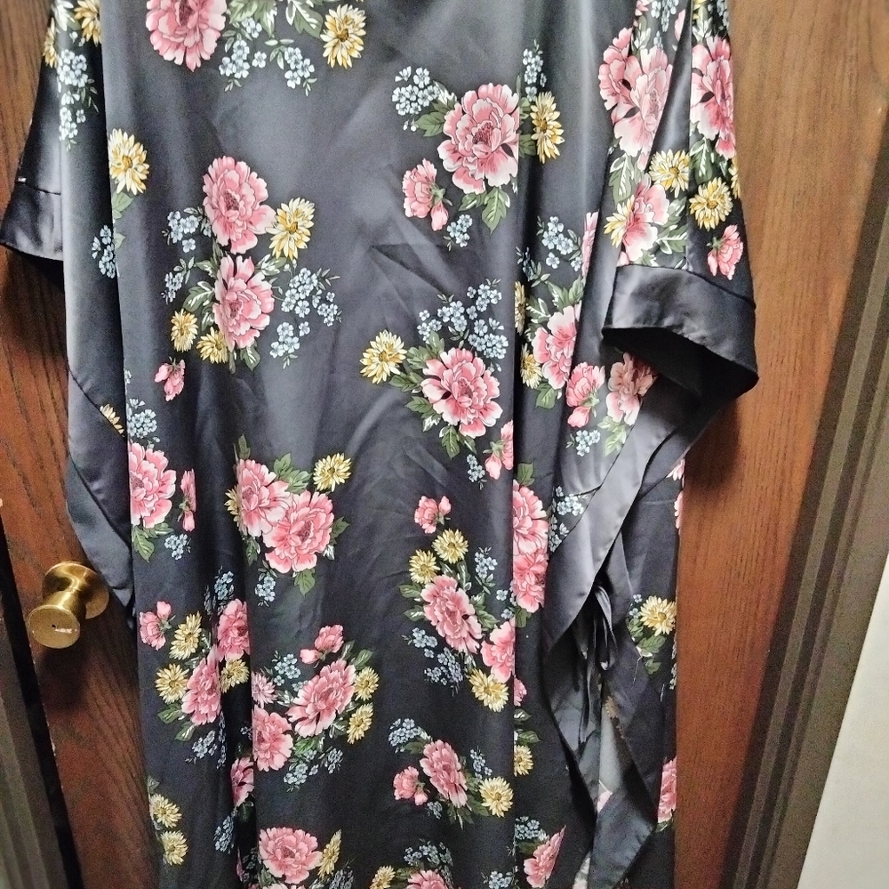 Torrid Satin Floral Kimono - Picture 8 of 10